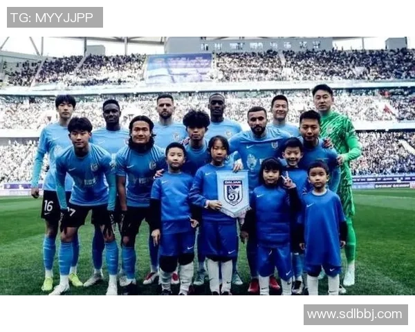 大连人对决重庆人激战正酣双方全力争胜展现足球激情与团队精神