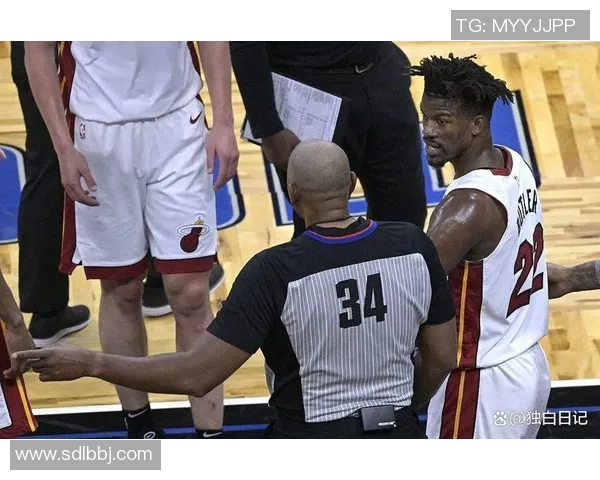 字母哥愤怒撕裂球衣雄鹿惨败更衣室内冲突升级引发关注