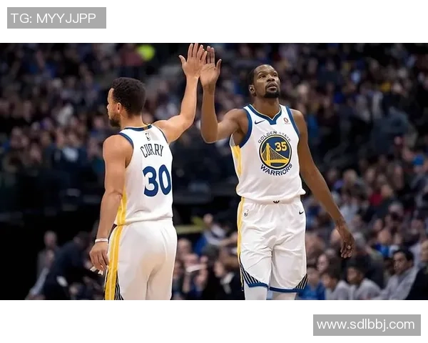 开拓者与勇士赛场冲突引发激烈争执球员情绪失控现场火药味十足